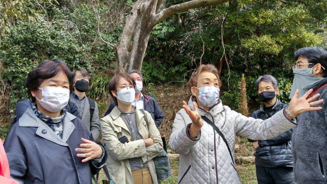 目白運動公園を視察するいたくら区議、日本共産党文京区議団、福手ゆう子都議