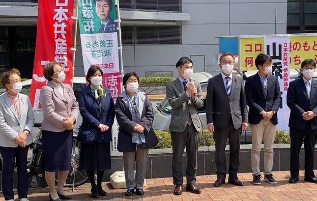 礫川公園前で街頭演説をする山添拓参議院議員と日本共産党文京区議団