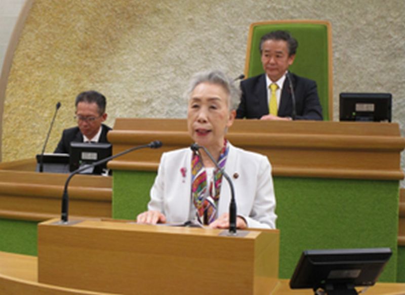 文京区議会で代表質問をする、いたくら区議