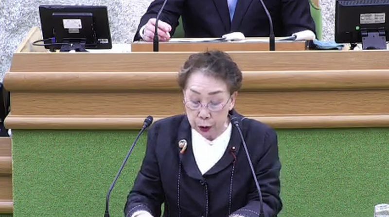 議会で質問する板倉区議