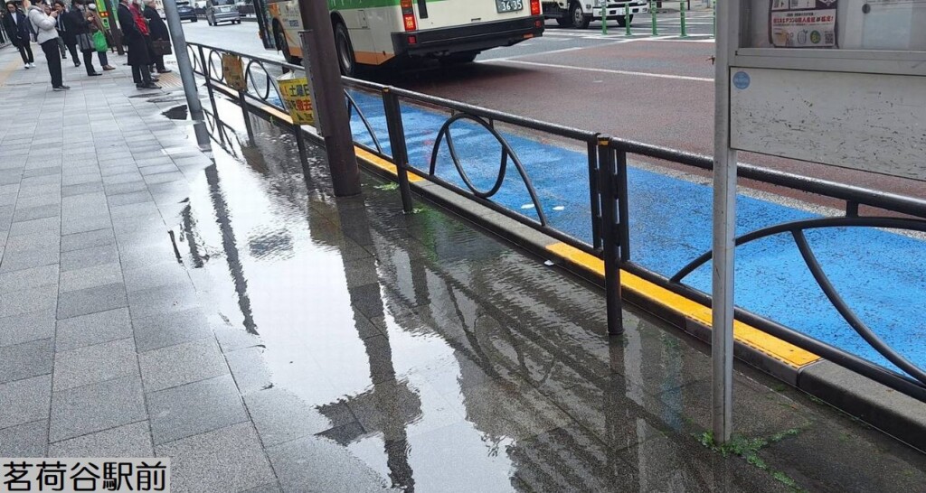 茗荷谷駅前の水溜まり