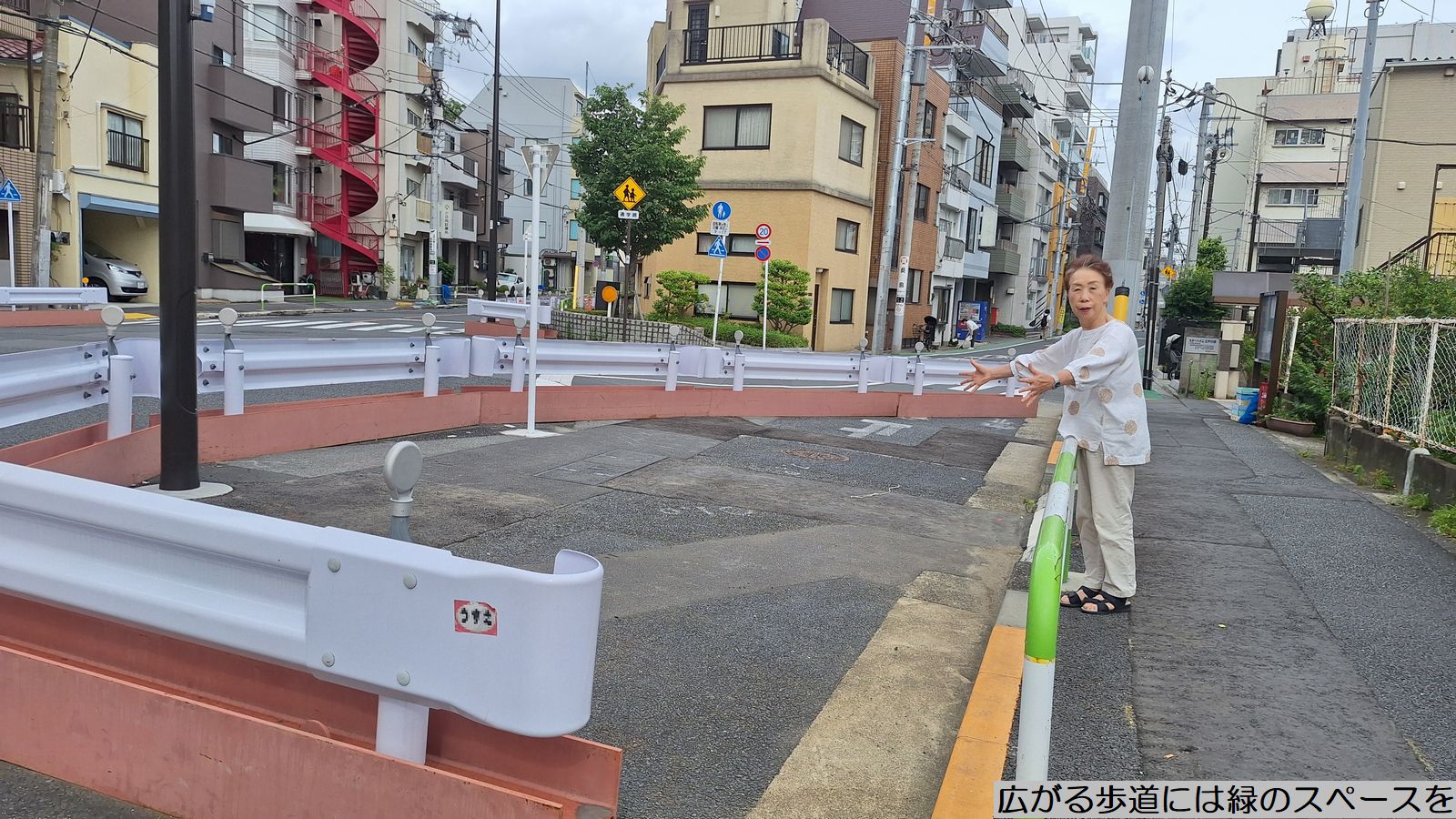 広がる歩道には緑のスペースを