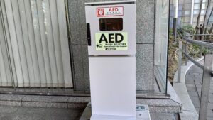 区役所玄関に情報紹介コーナーとAED