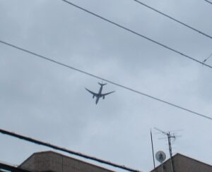 南風悪天候上空を通過する航空機