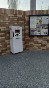 学校校門そばにAED