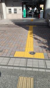 西葛西図書館点字ブロック