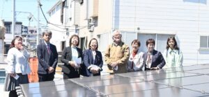 吉良よし子参議院議員と戸谷都議が江戸川区の再エネ施策を視察