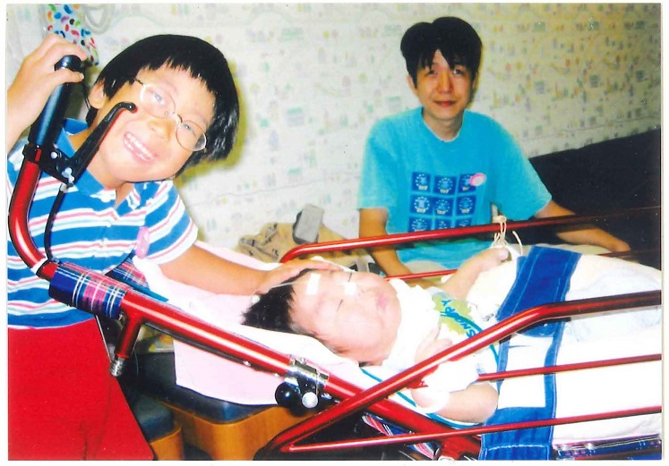 矢部あらたさん、障害を持つ弟とお父さんと